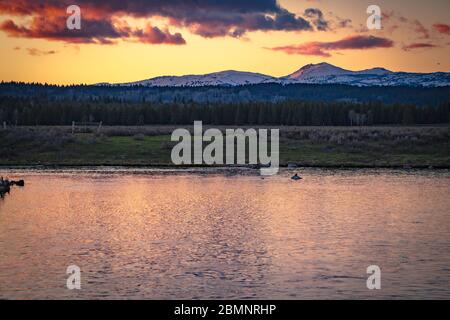 Sonnenuntergang über dem Fluss und den Bergen. Stockfoto