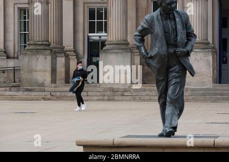 HUDDERSFIERLD, WEST YORKSHIRE, UK - MÄRZ 21: Ein Mann in einer Gesichtsmaske verlässt den Bahnhof Huddersfield. Stockfoto