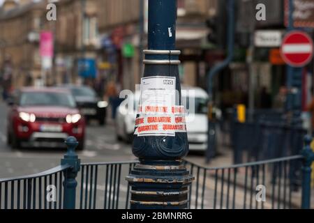 HUDDERSFIERLD, WEST YORKSHIRE, Großbritannien - MÄRZ 21: Ein laminiertes NHS-Schild, das auf eine Lampost in Huddersfield, West Yorkshire, geklebt wurde. Stockfoto