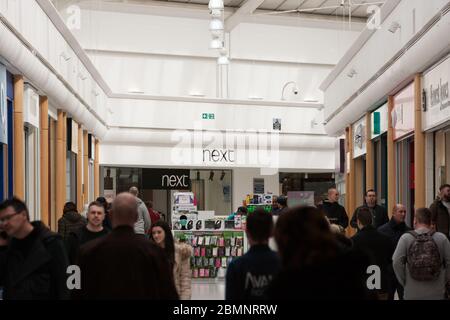 HUDDERSFIERLD, WEST YORKSHIRE, Großbritannien - MÄRZ 21: Shopper im belebten Kingsgate Shopping Centre in Huddersfield. Viele der meist belebten Einkaufsviertel sind aktuell Stockfoto