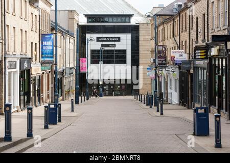 HUDDERSFIERLD, WEST YORKSHIRE, UK - MÄRZ 21: Eine verlassene King Street in Huddersfield. Die Straße ist hauptsächlich von Cafés, Restaurants und Bars besetzt. Stockfoto