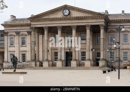 HUDDERSFIERLD, WEST YORKSHIRE, UK - MÄRZ 21: Huddersfield Bahnhof verlassene die Nacht, nachdem Pubs und Bars von den Governen geschlossen wurden Stockfoto