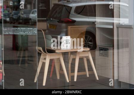 HUDDERSFIERLD, WEST YORKSHIRE, UK - MÄRZ 21: Ein Schild im Fenster eines geschlossenen Kettenrestaurants in Huddersfield, West Yorkshire. Stockfoto