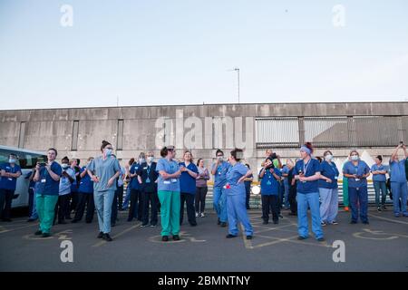 Mitarbeiter des Huddersfield Royal Infirmary versammeln sich, um Applaus von Mitgliedern der West Yorkshire Police und des West Yorkshire Fire and Rescue Service zu erhalten. Stockfoto