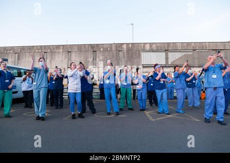 NHS-Mitarbeiter applaudieren als Teil von Clap für unsere Betreuer außerhalb Huddersfield Royal Infirmary. Stockfoto