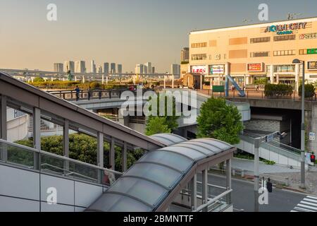 Tokio / Japan - 19. April 2018: Aqua City Odaiba Einkaufszentrum auf der künstlichen Insel Odaiba in Tokio, Japan Stockfoto