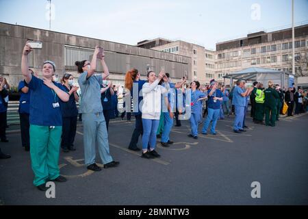 Mitarbeiter des Huddersfield Royal Infirmary versammeln sich, um Applaus von Mitgliedern der West Yorkshire Police und des West Yorkshire Fire and Rescue Service zu erhalten. Stockfoto