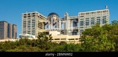 Tokio / Japan - 19. April 2018: Aqua City Odaiba Einkaufszentrum und futuristisches Gebäude des Fuji TV Hauptsitzes auf der künstlichen Insel Odaiba in Tokio, J Stockfoto