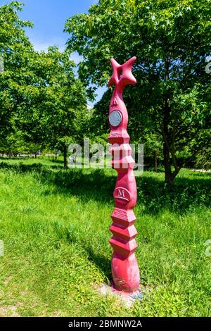 Einer von 1000 Milepoinings, die von der Royal Bank of Scotland zur Jahrtausendwende und zur Gründung des National Cycle Network, Mile End Park, London, Großbritannien, finanziert wurden Stockfoto