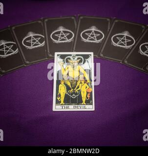 Bangkok, Thailand : Mai 2020. Tarot-Karten für die Vorhersage der Zukunft von Pech, Verletzung, Krankheit, Unfall und Tod können genau vorhergesagt werden. Whi Stockfoto