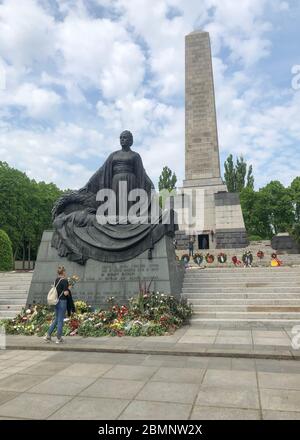 Berlin, Deutschland. Mai 2020. Zum Kriegsende vor 75 Jahren gibt es zahlreiche Blumen am sowjetischen Denkmal in der Schönholzer Heide. Quelle: Jörg Carstensen/dpa/Alamy Live News Stockfoto