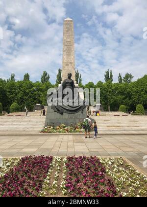 Berlin, Deutschland. Mai 2020. Zum Kriegsende vor 75 Jahren gibt es zahlreiche Blumen am sowjetischen Denkmal in der Schönholzer Heide. Quelle: Jörg Carstensen/dpa/Alamy Live News Stockfoto