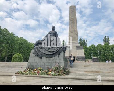 Berlin, Deutschland. Mai 2020. Zum Kriegsende vor 75 Jahren gibt es zahlreiche Blumen am sowjetischen Denkmal in der Schönholzer Heide. Quelle: Jörg Carstensen/dpa/Alamy Live News Stockfoto