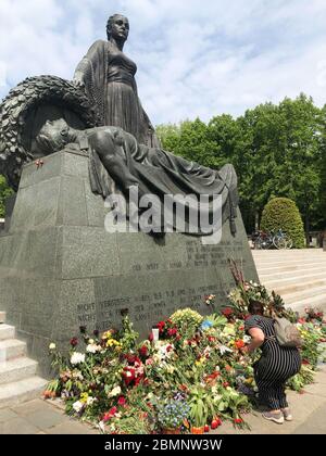 Berlin, Deutschland. Mai 2020. Zum Kriegsende vor 75 Jahren gibt es zahlreiche Blumen am sowjetischen Denkmal in der Schönholzer Heide. Quelle: Jörg Carstensen/dpa/Alamy Live News Stockfoto