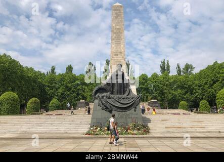 Berlin, Deutschland. Mai 2020. Zum Kriegsende vor 75 Jahren gibt es zahlreiche Blumen am sowjetischen Denkmal in der Schönholzer Heide. Quelle: Jörg Carstensen/dpa/Alamy Live News Stockfoto