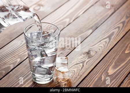 Kaltes Wasser im Glas Stockfoto
