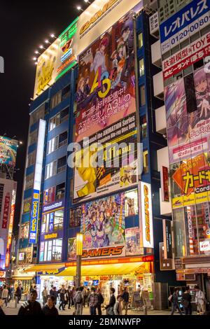 Tokio / Japan - 20. April 2018: Werbung Neonlichter der Akihabara Electric Town Akihabara Denki Gai, Einkaufsviertel für Videospiele, Anime Stockfoto