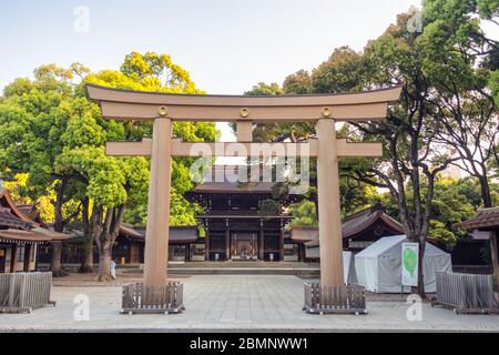 Tokio / Japan - 21. April 2018: Meiji-Schrein (Meiji Jingu), schintoistischer Schrein, der den deifizierten Geistern von Kaiser Meiji und seiner Frau Kaiserin Shoke gewidmet ist Stockfoto