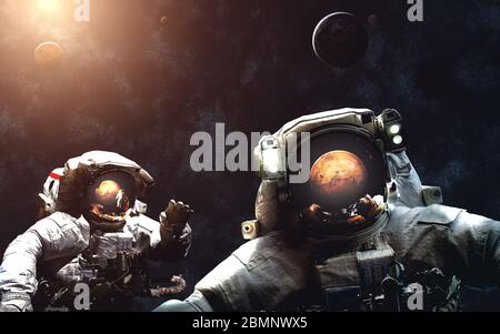 Ankunft auf dem Mars. Astronauten. Solarsystem. Science Fiction. Elemente dieses Bildes, die von der NASA bereitgestellt wurden Stockfoto