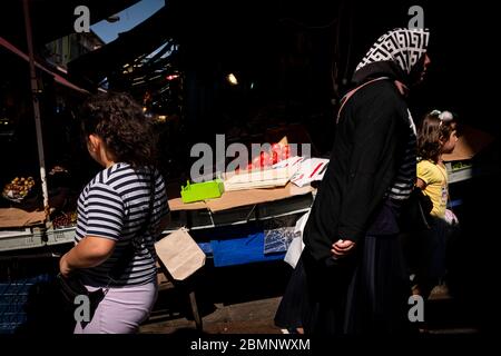 Istanbul, Türkei - 03. September 2019: Menschen, die auf dem Kadikoy Straßenmarkt spazieren gehen Stockfoto