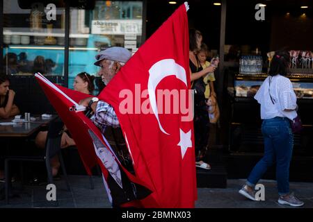 Istanbul, Türkei - 03. September 2019 : Mann, der türkische Flaggen auf der Straße verkauft Stockfoto