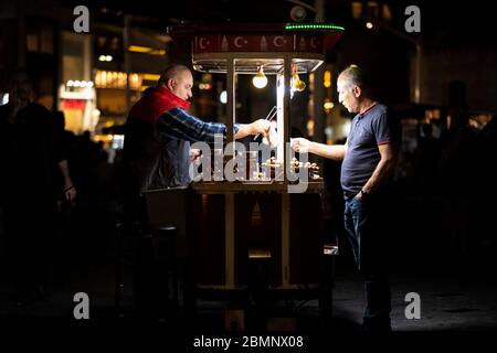 Istanbul, Türkei - 03. September 2019 : Mann kauft Kastanien auf dem Taksim Platz Stockfoto