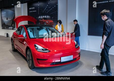 Shanghai, China. Mai 2020. Das neu eröffnete Tesla Experience Center in chuangzhi hui ist voll von Menschen, die die Elektroautos sehen. Dies ist teslas erstes umfassendes Experience Center in Shanghai, das mehrere Services wie Ausstellung, Erfahrung, Vertrieb und After-Sales-Service integriert. Hier können die Verbraucher nicht nur Autos ansehen und kaufen, sondern auch reparieren. Bisher wurden Vertrieb und Service an verschiedenen Standorten angeboten. Quelle: SIPA Asia/ZUMA Wire/Alamy Live News Stockfoto