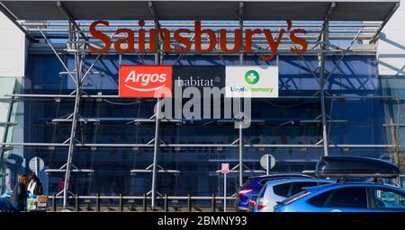 Reading, Großbritannien - 06. Februar 2020: Die Frontage des großen Sainsburys Superstore mit Argos, Habitat und Lloyd's Apotheke auf Pinc Stockfoto