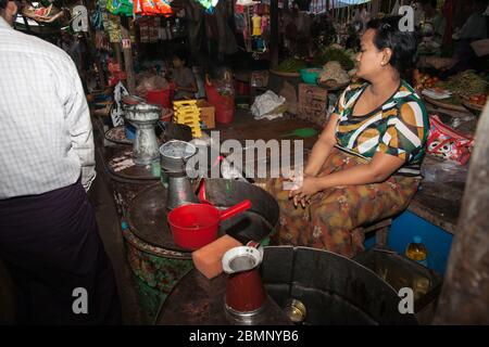 Bagan Myanmar Oktober 29 2013; Einheimische und Händler im Geschäft verkaufen typische burmesische Zutaten umgeben von einer Vielzahl von Gemüsetischen. Stockfoto
