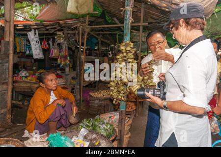 Bagan Myanmar Oktober 29 2013; Verkäufer im Geschäft demonstrieren eines der Shop-Artikel für einen Touristen und Verkauf von typischen burmesischen Lebensmittel Gemüse andere trad Stockfoto