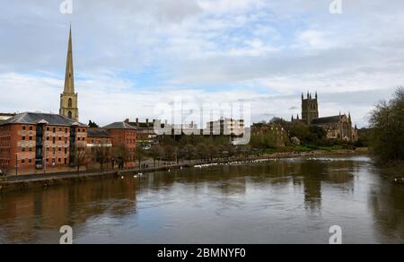 Worcester, Großbritannien - März 15 2020: Die Ansicht von Häusern Warenhäuser und Kirchen entlang des Flusses Severn von der Worcester Bridge Stockfoto