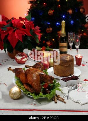 Weihnachtstisch mit gebackenem truthahn, Kuchen und Champagner Stockfoto