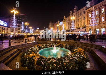 Kunstvolle Stadt bei Nacht in Zagreb Stockfoto