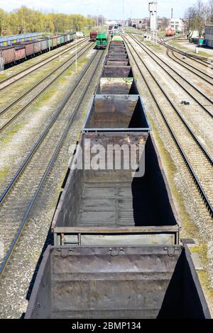 Leere Massenwagen und leere Gleise, Symbol der Wirtschaftskrise Stockfoto