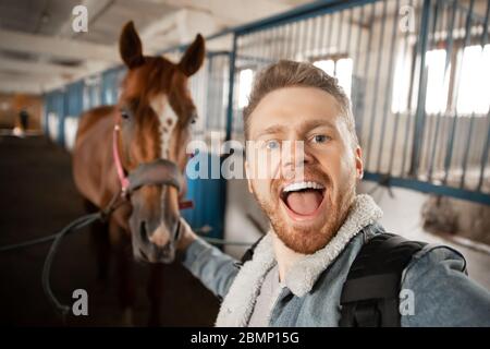 Reiter bereiten sich auf das Reiten Pferd über Hippodrom. Stockfoto
