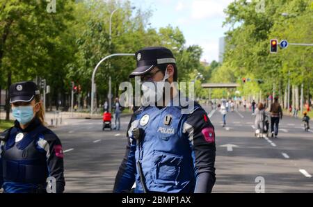 Madrid, Spanien. Mai 2020. Die Menschen fahren Fahrräder und gehen entlang der Castellana Avenue in der Innenstadt von Madrid, für Fußgänger umgebaut, um die Besatzung aufzulösen, in Madrid, Spanien, heute, 10. Mai. 2020, während der Phase 0, in einer Übergangsphase, um die lockdwon verlassen, weil die Pandemie des Virus Covid-19. Kredit: Cesar Luis de Luca/dpa/Alamy Live News Stockfoto