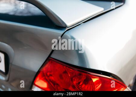 Die Rückleuchte eines Autos ist kaputt. Blauer Pkw. Dellen und Kratzer auf dem hinteren Kotflügel.Verkehrsunfall. Stockfoto