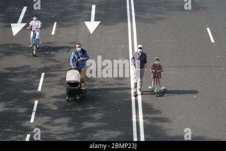 Madrid, Spanien. Mai 2020. Die Menschen fahren Fahrräder und gehen entlang der Castellana Avenue in der Innenstadt von Madrid, für Fußgänger umgebaut, um die Besatzung aufzulösen, in Madrid, Spanien, heute, 10. Mai. 2020, während der Phase 0, in einer Übergangsphase, um die lockdwon verlassen, weil die Pandemie des Virus Covid-19. Kredit: Cesar Luis de Luca/dpa/Alamy Live News Stockfoto