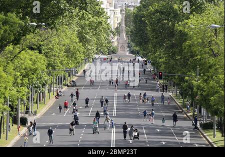 Madrid, Spanien. Mai 2020. Die Menschen fahren Fahrräder und gehen entlang der Castellana Avenue in der Innenstadt von Madrid, für Fußgänger umgebaut, um die Besatzung aufzulösen, in Madrid, Spanien, heute, 10. Mai. 2020, während der Phase 0, in einer Übergangsphase, um die lockdwon verlassen, weil die Pandemie des Virus Covid-19. Kredit: Cesar Luis de Luca/dpa/Alamy Live News Stockfoto