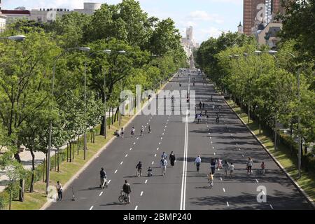 Madrid, Spanien. Mai 2020. Die Menschen fahren Fahrräder und gehen entlang der Castellana Avenue in der Innenstadt von Madrid, für Fußgänger umgebaut, um die Besatzung aufzulösen, in Madrid, Spanien, heute, 10. Mai. 2020, während der Phase 0, in einer Übergangsphase, um die lockdwon verlassen, weil die Pandemie des Virus Covid-19. Kredit: Cesar Luis de Luca/dpa/Alamy Live News Stockfoto