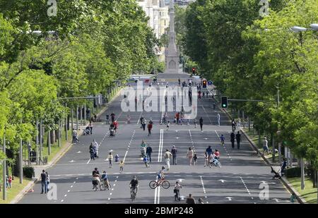 Madrid, Spanien. Mai 2020. Die Menschen fahren Fahrräder und gehen entlang der Castellana Avenue in der Innenstadt von Madrid, für Fußgänger umgebaut, um die Besatzung aufzulösen, in Madrid, Spanien, heute, 10. Mai. 2020, während der Phase 0, in einer Übergangsphase, um die lockdwon verlassen, weil die Pandemie des Virus Covid-19. Kredit: Cesar Luis de Luca/dpa/Alamy Live News Stockfoto