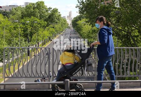 Madrid, Spanien. Mai 2020. Die Menschen fahren Fahrräder und gehen entlang der Castellana Avenue in der Innenstadt von Madrid, für Fußgänger umgebaut, um die Besatzung aufzulösen, in Madrid, Spanien, heute, 10. Mai. 2020, während der Phase 0, in einer Übergangsphase, um die lockdwon verlassen, weil die Pandemie des Virus Covid-19. Kredit: Cesar Luis de Luca/dpa/Alamy Live News Stockfoto