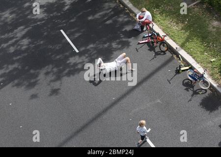 Madrid, Spanien. Mai 2020. Die Menschen fahren Fahrräder und gehen entlang der Castellana Avenue in der Innenstadt von Madrid, für Fußgänger umgebaut, um die Besatzung aufzulösen, in Madrid, Spanien, heute, 10. Mai. 2020, während der Phase 0, in einer Übergangsphase, um die lockdwon verlassen, weil die Pandemie des Virus Covid-19. Kredit: Cesar Luis de Luca/dpa/Alamy Live News Stockfoto