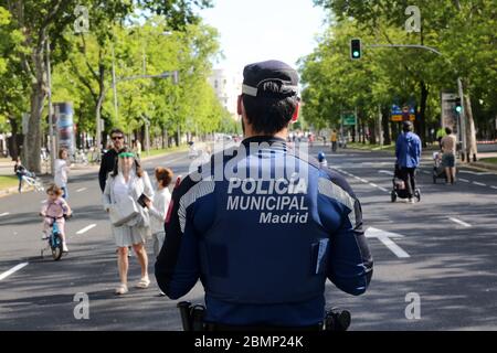 Madrid, Spanien. Mai 2020. Die Menschen fahren Fahrräder und gehen entlang der Castellana Avenue in der Innenstadt von Madrid, für Fußgänger umgebaut, um die Besatzung aufzulösen, in Madrid, Spanien, heute, 10. Mai. 2020, während der Phase 0, in einer Übergangsphase, um die lockdwon verlassen, weil die Pandemie des Virus Covid-19. Kredit: Cesar Luis de Luca/dpa/Alamy Live News Stockfoto