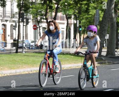 Madrid, Spanien. Mai 2020. Die Menschen fahren Fahrräder und gehen entlang der Castellana Avenue in der Innenstadt von Madrid, für Fußgänger umgebaut, um die Besatzung aufzulösen, in Madrid, Spanien, heute, 10. Mai. 2020, während der Phase 0, in einer Übergangsphase, um die lockdwon verlassen, weil die Pandemie des Virus Covid-19. Kredit: Cesar Luis de Luca/dpa/Alamy Live News Stockfoto