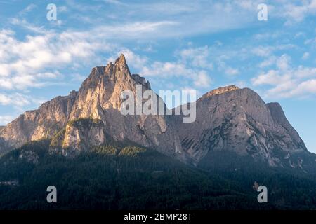 Blick auf den Schlern in den Südtiroler Dolomiten in Italien bei Sonnenuntergang Stockfoto