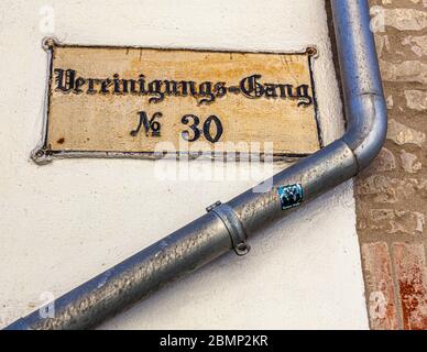 Straßenname in Lübeck, Deutschland. Vereinigungsgang bedeutet Unification Corridor. Stockfoto