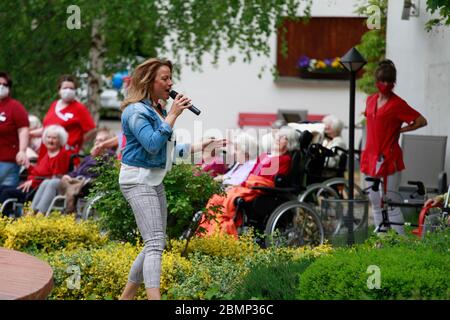 Nicci Schubert bei einem Konzert zum Muttertag im AWO Pflegeheim. Görlitz, 10.05.2020 Stockfoto