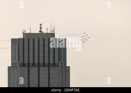 London, Kanada – 10. Mai 2020. Mitglieder des Canadian Forces Air Demonstration Team-The Snowbirds fliegen im Rahmen der Operation Inspiration Tour über London. Stockfoto