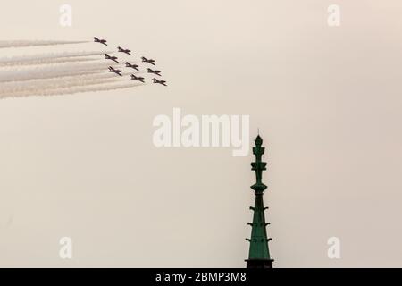 London, Kanada – 10. Mai 2020. Mitglieder des Canadian Forces Air Demonstration Team-The Snowbirds fliegen im Rahmen der Operation Inspiration Tour über London. Stockfoto